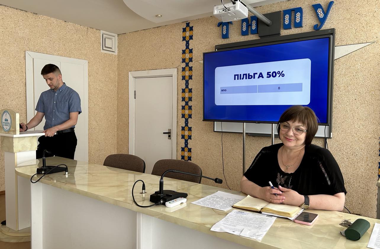 На фото перший проректор ТНПУ Надія Дробик і в.о. голови профкому Михайло Боднар 
